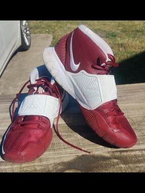 Nike Kyrie Basketball Shoes in Maroon and White Size 13